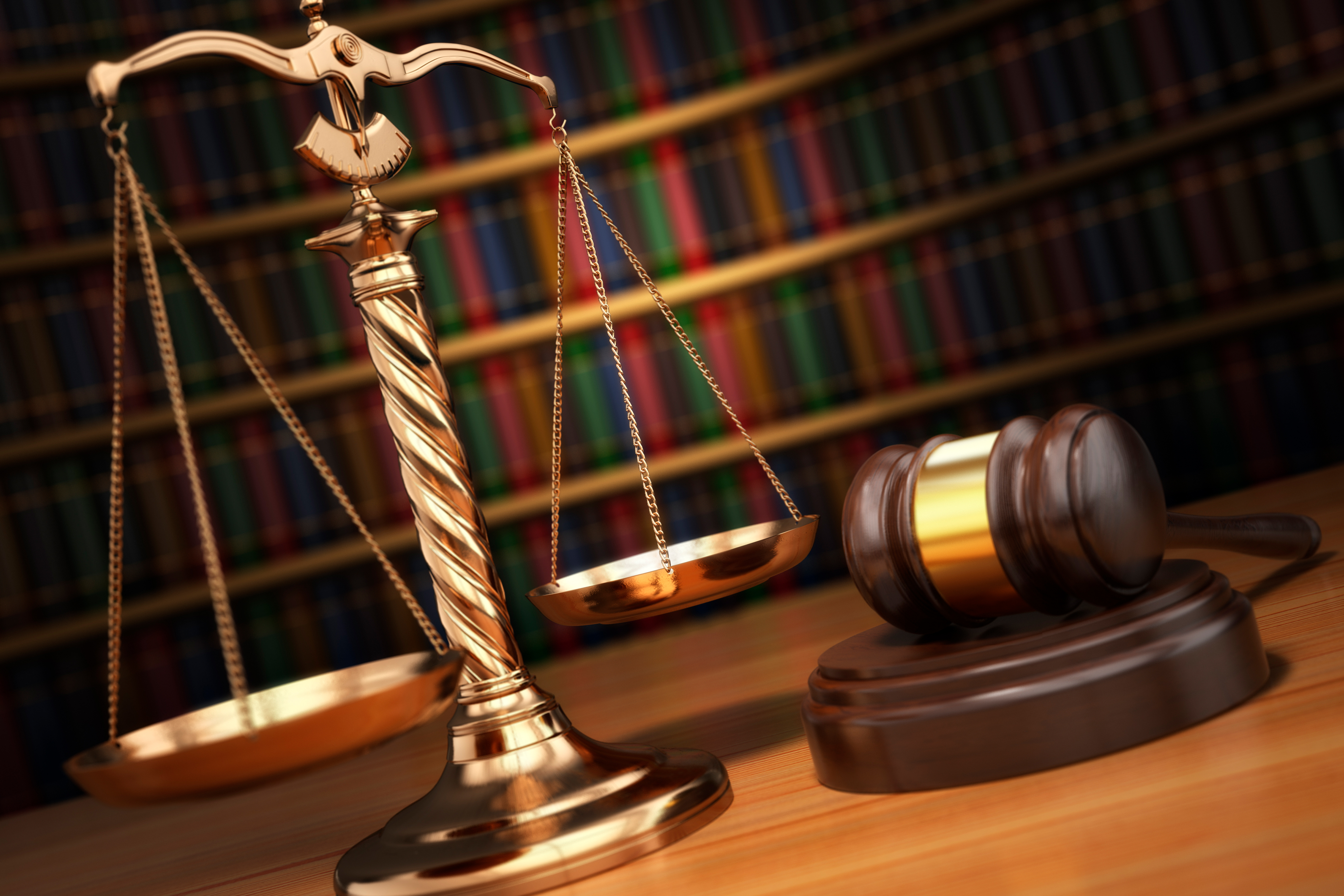 судебный молоток и весы. суд молоток весы. чаша весов суд. молоток и весы правосудия. молоток судьи и весы правосудия.